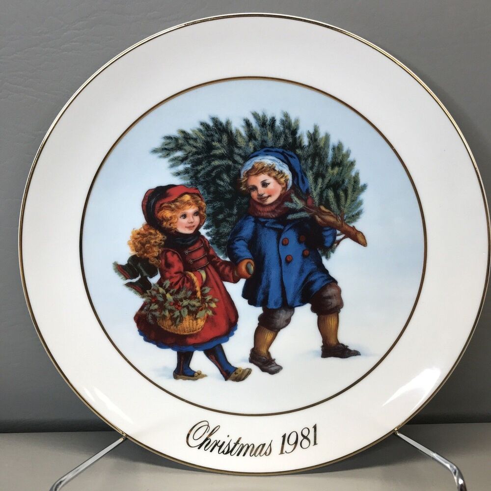 1981 Avon First Edition Sharing the Christmas Spirit Christmas Memories 9" Plate